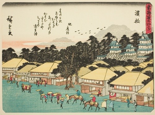 Color print of travelers of foot and horseback following a grassy route flanked by Japanese bungalows and groves of trees.