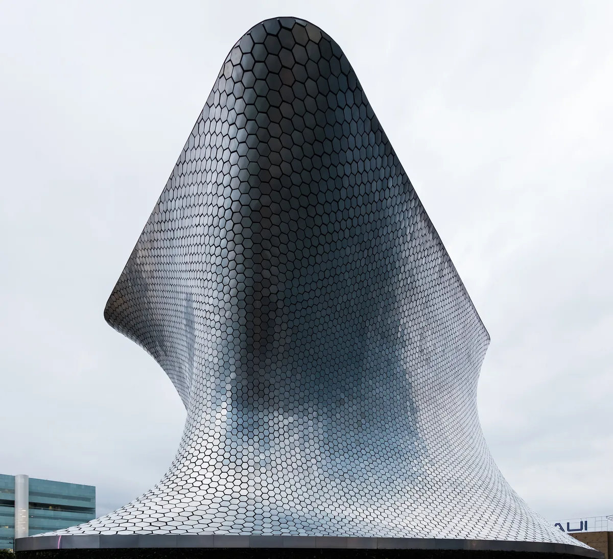 The Museo Soumaya, a windowless hourglass volume clad in sixteen thousand hexagonal aluminium tiles.
